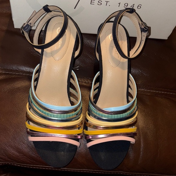🆕 Comfort EST. 1946 Colorful Strappy Sandals Sz 8 - Picture 1 of 11